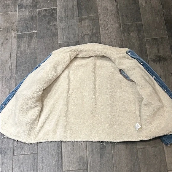 Idyllwind Blue Denim Jacket with Cream Sherpa Lining - Picture 2 of 5